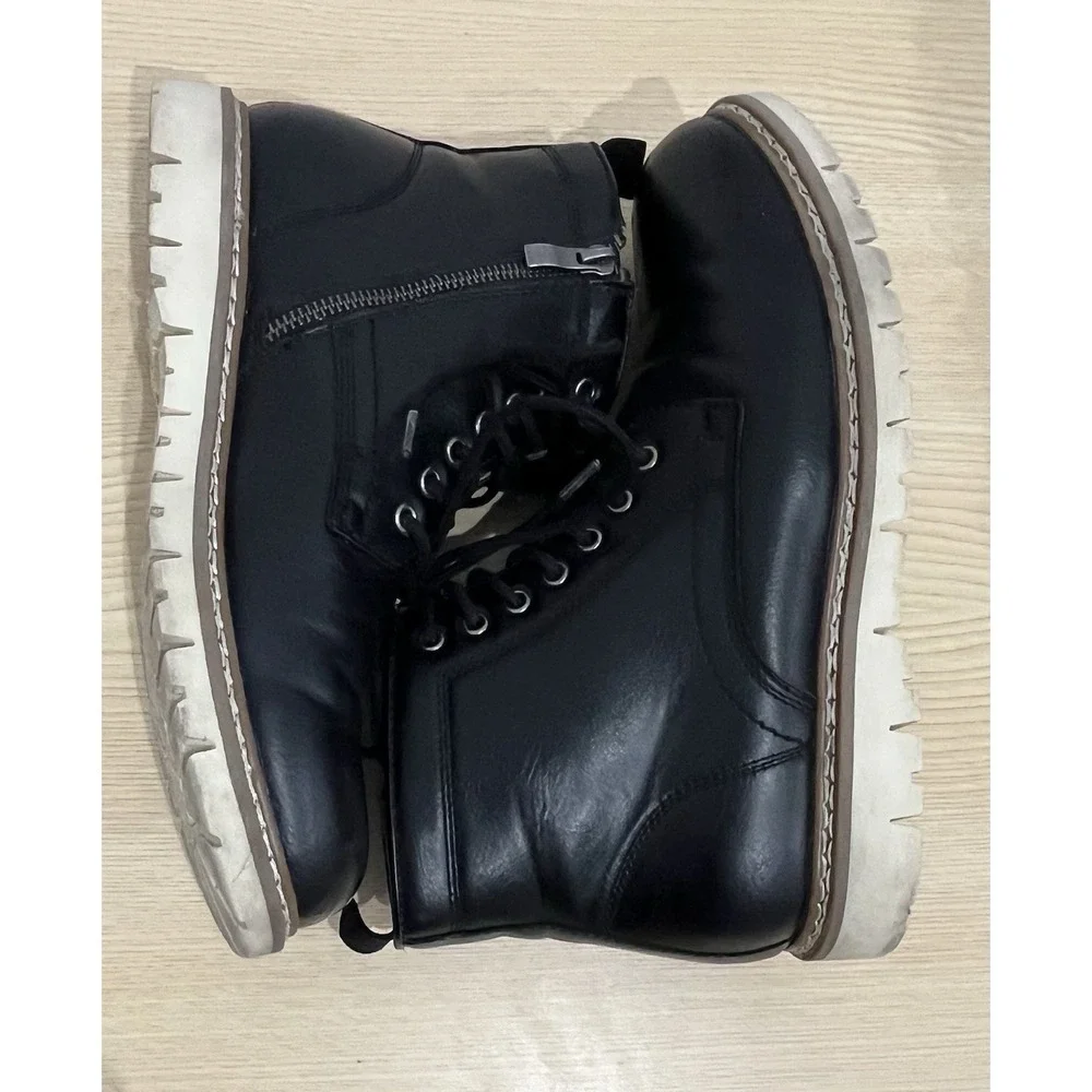 Men's Steve Madden size 8.5 Black Chukka Boots.